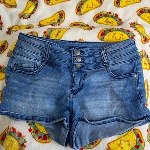 Jean shorts with 3 buttons